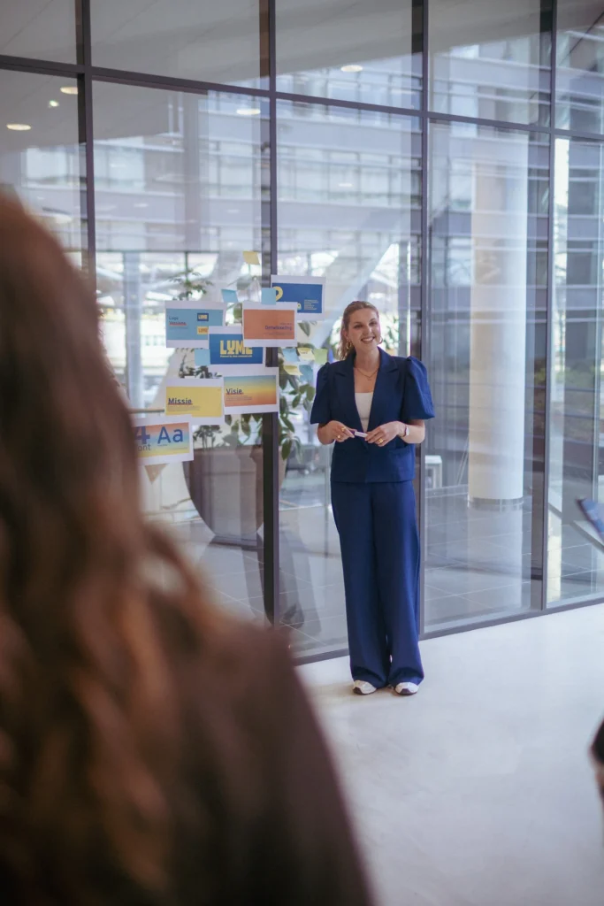 LUME collega's, op kantoor in overleg met elkaar