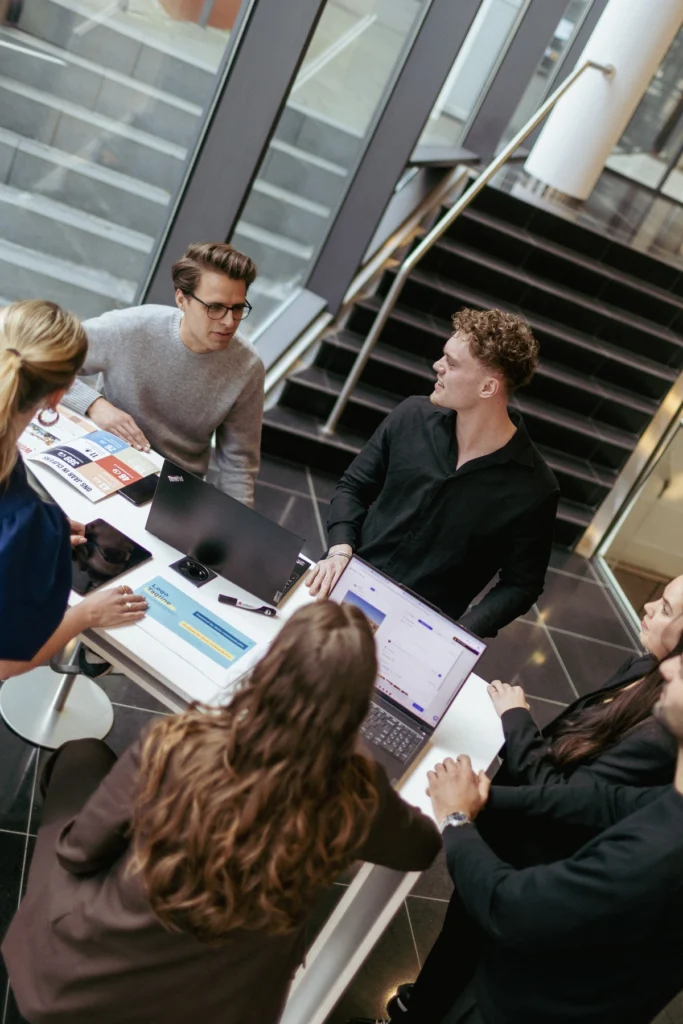 LUME collega's, op kantoor in gesprek met elkaar