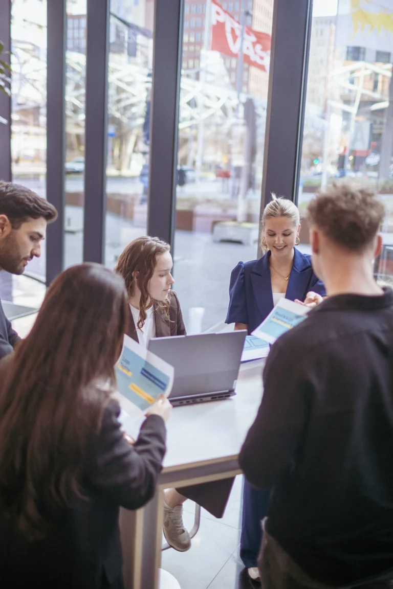 LUME collega's, op kantoor in gesprek met elkaar