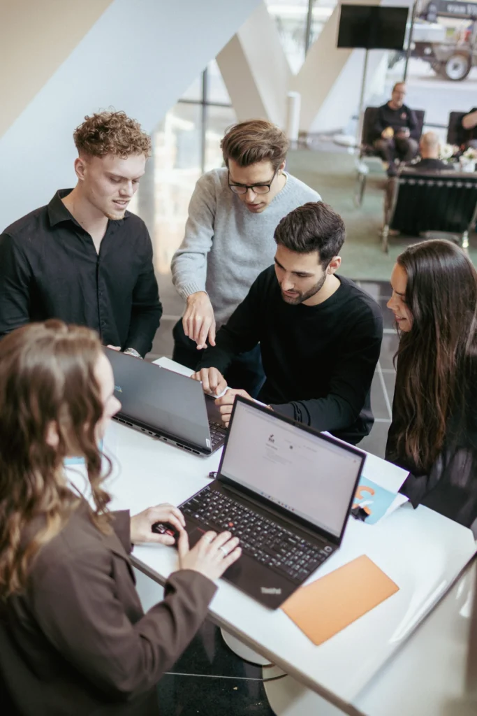 LUME collega's, op kantoor in gesprek met elkaar