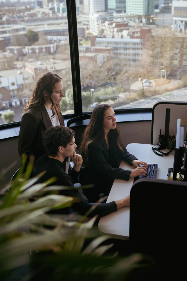 LUME collega's, op kantoor in gesprek met elkaar