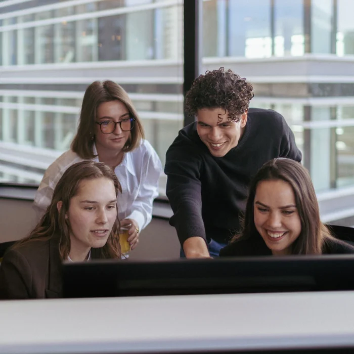 LUME collega's, op kantoor in gesprek met elkaar