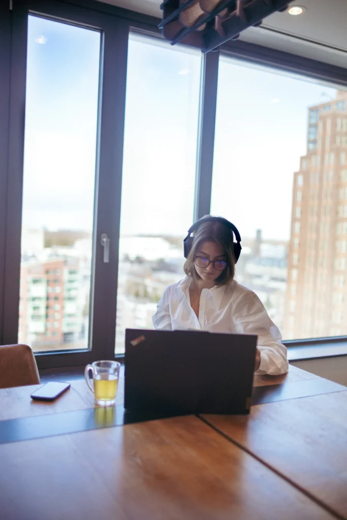 Een LUME collega, thuis achter haar bureau aan het werk