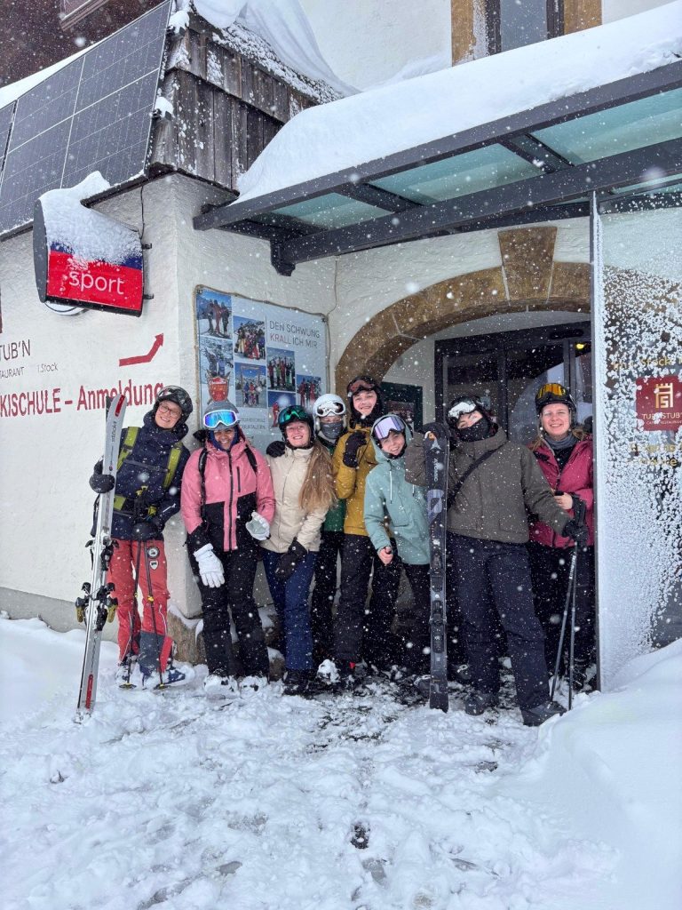 een foto van collega's op wintersport