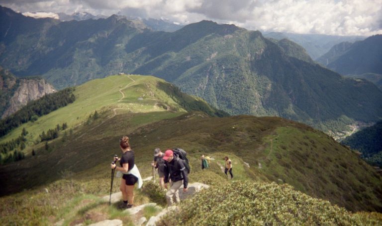 een foto van collega's in de italiaanse alpen tijdens een hike